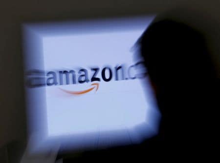 写真はアマゾンのロゴ。2012年11月26日撮影。REUTERS/Leonhard Foeger