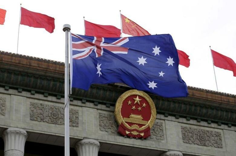中国で薬物密輸罪に問われたオーストラリア国籍の被告が死刑判決を言い渡されていたことが１３日分かった。両国関係の緊張が一段と高まる可能性がある。写真は豪ターンブル首相（当時）訪中で人民大会堂前に掲揚されたオーストラリア国旗。２０１６年４月、北京で撮影（２０２０年　ロイター/Jason Lee）