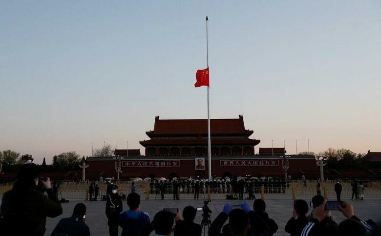 中国は「清明節」の4日、3000人以上にのぼる新型コロナウイルスの死者を追悼した。全土で半旗を掲げ、あらゆる娯楽活動を休止した。写真は半旗が掲げられた北京の天安門広場。4月4日撮影（2020年　cnsphoto）