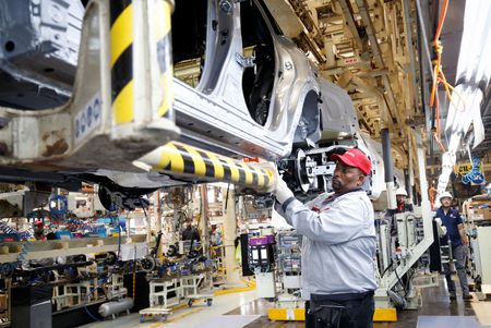 トヨタ自動車は１６日、２０２３年暦年の世界生産台数（トヨタ車とレクサス車）の目安として上限を１０６０万台にすると発表した。写真は南アフリカのダーバン工場。昨年８月撮影。（2023年 ロイター/Rogan Ward）
