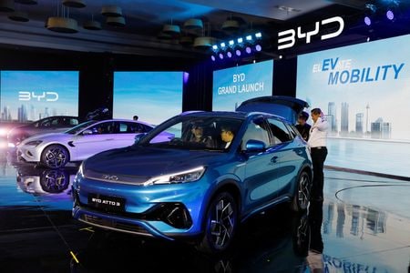　１月１８日、世界最大の電気自動車（ＥＶ）メーカー、中国のＢＹＤ（比亜迪）は、インドネシアに投入する３車種を発表した。写真は３車種の発表会。ジャカルタで撮影（２０２４　ロイター／Willy Kurniawan）