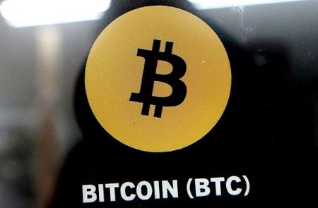２０日の米国時間の取引で、暗号資産（仮想通貨）のビットコインが約１０％上昇し４万ドルを回復した。写真はビットコインのロゴ。１９日撮影（２０２１年　ロイター/Mike Segar）