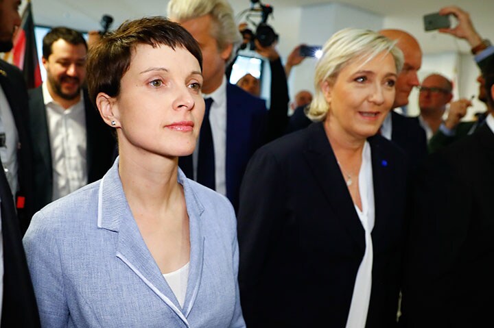 フランス大統領選を控える極右政治家マリーヌ・ルペン（右）と、ドイツのペトリー　Wolfgang Rattay-REUTERS