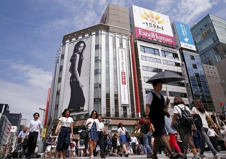 　４月２５日、政府は、経済財政諮問会議を開催し、今年の経済財政政策の運営方針となる「骨太方針」の案をまとめた。経済の好循環に資する政策を重点化し、子育て支援や成長戦略、消費喚起策などを挙げた。写真は東京・銀座、２０１５年８月撮影（２０１６年　ロイター／Thomas Peter）