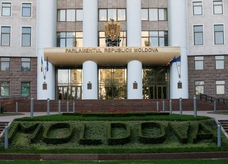 　５月３０日、モルドバ議会は、ロシアによる占領地域の子どもの処遇に関連して、ロシアのウクライナ侵攻を「大量虐殺（ジェノサイド）」と非難する宣言を可決し、紛争から逃れるウクライナ人への支援継続を表明した。写真はモルドバの国会議事堂。同国キシニョフで２０１６年１０月撮影（２０２４　ロイター／Gleb Garanich）