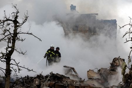 ５月２６日、 ロシア軍はウクライナの首都キーウを含む広範な地域を空爆した。写真は同日、攻撃を受けた民家の消火作業にあたる消防関係者。キーウ州Markhalivkaで撮影（２２０５年　ロイター/Thomas Peter）