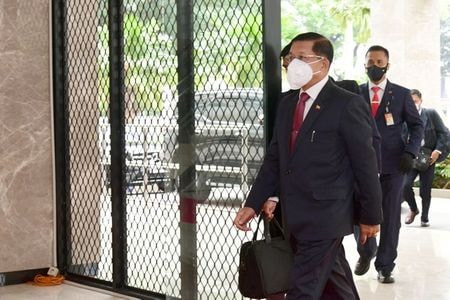　４月２４日　ＡＳＥＡＮ（東南アジア諸国連合）はインドネシアのジャカルタで首脳会合を開き、ミャンマーの危機的な状況を終わらせることで一致した。ミャンマー軍のトップ、ミン・アウン・フライン総司令官も出席した。写真は会場に到着したフライン氏。４月２４日、ジャカルタで撮影（２０２１年　インドネシア大統領府配布）