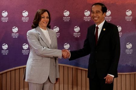 　9月７日、 ンドネシア経済調整省はジョコ大統領が米国に重要鉱物貿易協定についての協議開始を提案したと明らかにした。写真は６日、ジャカルタで会談するジョコ大統領（右）とハリス米副大統領。代表撮影（２０２３年　ロイター）