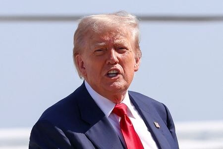 トランプ米大統領は２５日、ドル相場が強いことを好むとしながらも、ドル相場が弱くなれば米国の製造業部門がまず恩恵を受け、「多くの金を稼げる」と述べた。写真はメリーランド州アンドリュース統合基地で同日撮影（２０２５年　ロイター/Evelyn Hockstein）