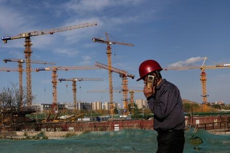 １月４日、中国の地方政府傘下のインフラ投資会社「融資平台（ＬＧＦＶ）」が２０１８年以来の早いペースで債務の早期償還を進めている。　北京の建設現場で２０２２年４月撮影（２０２４年　ロイター/Tingshu Wang）