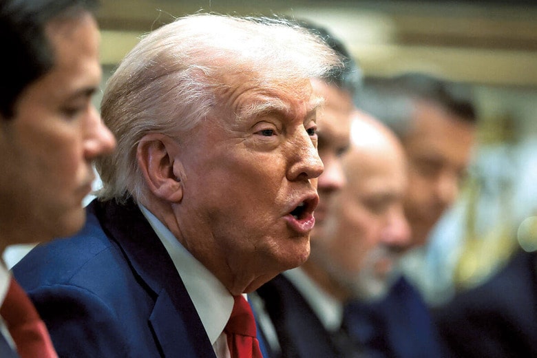 トランプは中国に100%の追加関税を課すと宣言　EVELYN HOCKSTEINｰREUTERS