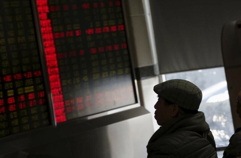 ３月３０日、これまで数年間にわたった低迷期を経て、新興国市場には割安感が出始めており、世界の投資家の間では、新興国資産への回帰の動きも見られる。写真は株価ボードを見入る男性。北京で１月撮影（２０１６年　ロイター／Kim Kyung-Hoon）