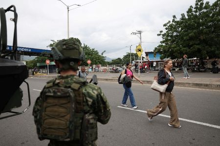ベネズエラとの国境で警備に当たるコロンビア軍の兵士。１月３日、ククタで撮影（２０２５年　ロイター/ルイサ・ゴンザレス）
