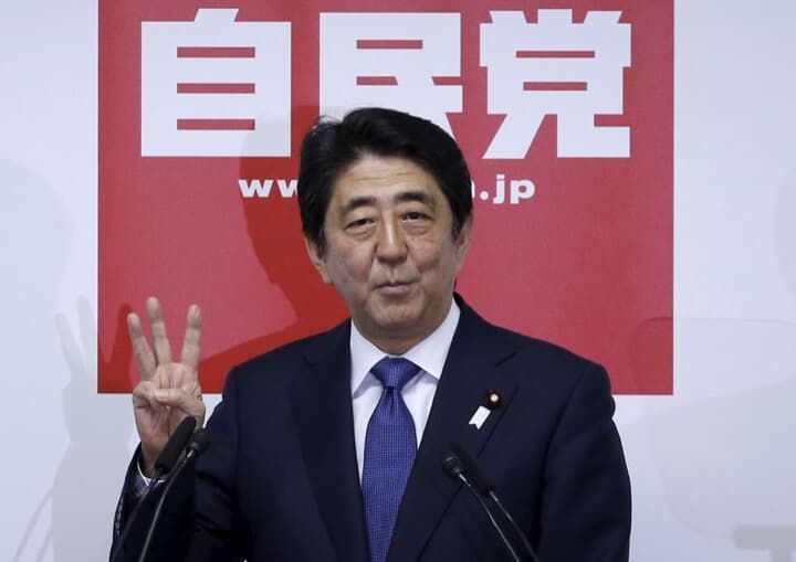 安倍晋三元首相（写真）が凶弾に倒れたことで、市場の一部ではアベノミクスの継続を不安視する声が出ている。だが今の経済状況では、金融緩和、積極的な財政、成長戦略という3つの柱をすぐにやめるわけにはいかない。2015年9月、都内で撮影（2022年　ロイター/Issei Kato）