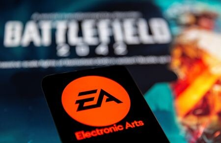 　９月２９日、ビデオゲーム開発の米エレクトロニック・アーツは、投資家グループに５５０億ドルで身売りすることに同意した。写真は同社のロゴが表示されたスマートフォンとゲーム「バトルフィールド２０４２」のイメージ。２０２１年９月撮影（２０２５年　ロイター/Dado Ruvic）