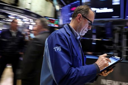 米国株式市場は、テスラ、エヌビディア、メタ・プラットフォームズなどの大型グロース株に買いが入り、急反発して終了した。 ３月撮影（２０２２年　ロイター/Brendan McDermid）