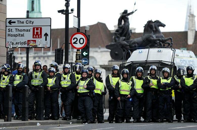 英首都ロンドンの中心部で人種差別問題への抗議デモの参加者に極右グループが罵声を浴びせながら花火や瓶を投げ付け、止めに入った警官隊とも衝突する事態が起きた（２０２０年　ロイター/John Sibley）