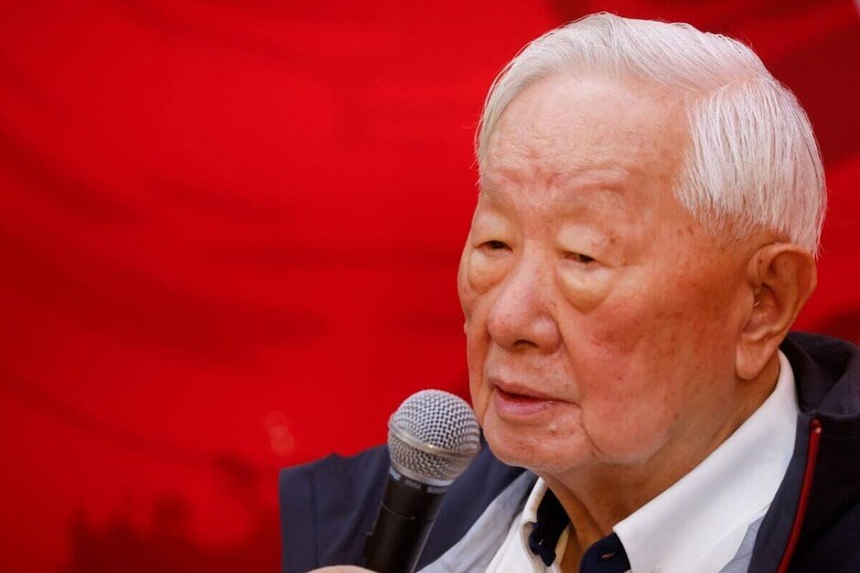 台湾・新竹で開催されたTSMCの年次運動会で、報道陣の取材に応じるモリス・チャン氏（2023年10月14日）REUTERS/Ann Wang