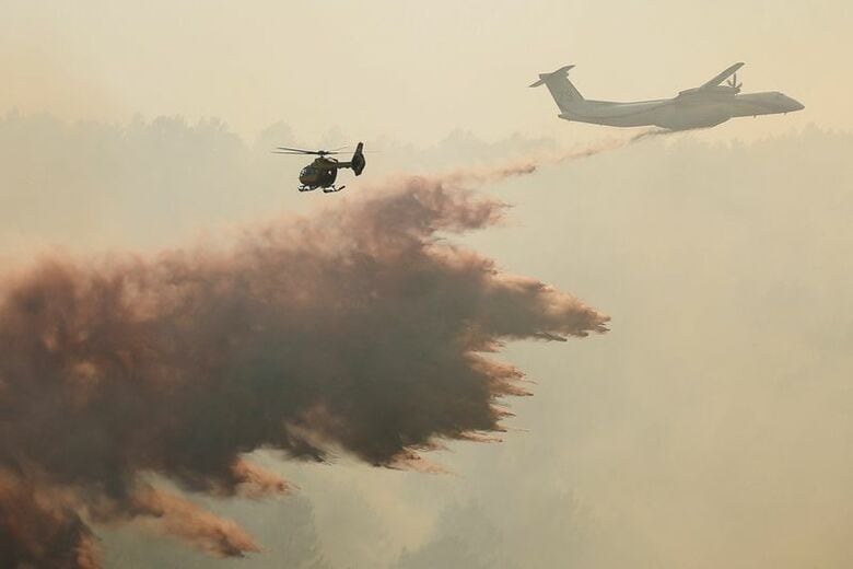 写真は山火事の消火活動を行う消防機とヘリコプター。7月23日、仏バール県コティニャック近郊で撮影。REUTERS/Manon Cruz