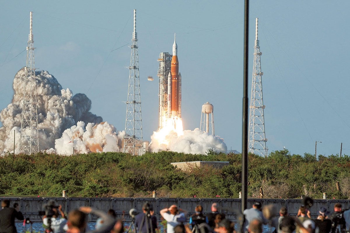 なぜ月に戻るのに50年も？　NASAが直面した政治の壁と、再挑戦までに時間がかかった本当の理由

大きな夢を追いながらも政治や経済の風向きに左右されてきたアポロ計画以降のNASAの足跡をたどる
