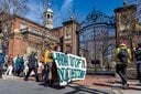 ハーバード大学の正門前で政権による大学への締め付けに抗議する人たち　BRETT PHELPS-THE BOSTON GLOBE/GETTY IMAGES