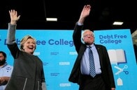 クリントン氏、大学の集会応援にサンダース氏起用  若者にアピール