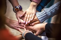 「陰謀論者」と「自分に自信がない人」に見られる意外な共通点とは？...「信頼」から考える現代社会