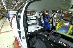 米、イラン自動車・鉄道部門に制裁　海上封鎖下で圧力拡大