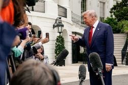 トランプ氏、ガソリン税一時停止を表明　「適切な時期まで」