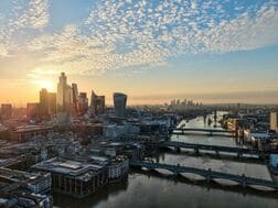 英サービスＰＭＩ、9月51.7に低下　価格圧力高まる