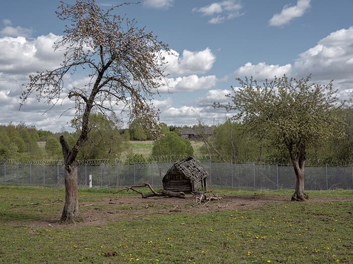 ロシア国境のビラカで打ち捨てられたサウナ小屋。国境フェンスの設置によって小川と分断され使えなくなった