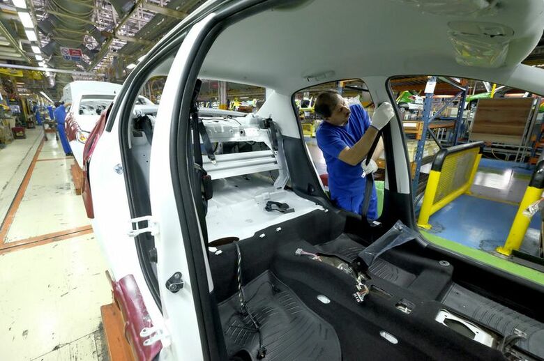 写真はテヘラン西郊にある自動車メーカー、イラン・ホドロの生産ライン。2016年2月撮影。提供写真。REUTERS/Raheb Homavandi/TIMA
