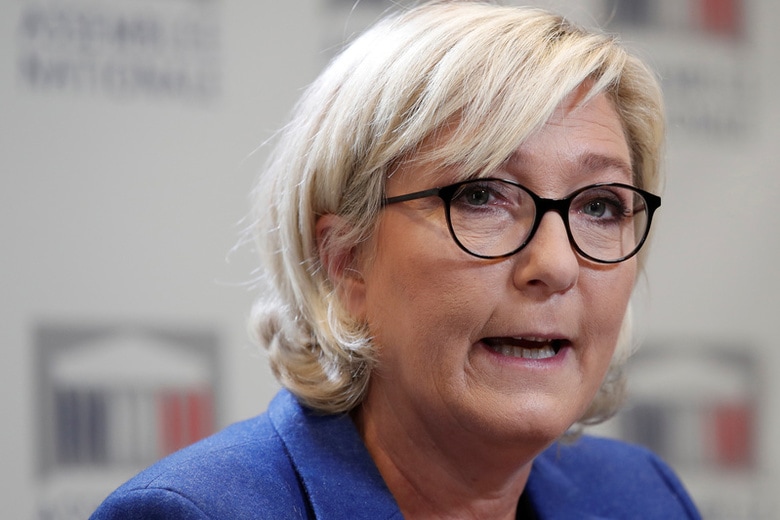 １０月１１日、仏極右政党・国民戦線（ＦＮ）のルペン党首（写真）は、大統領選で推進していた反欧州連合（ＥＵ）の姿勢から一転し、フランス人の生活は欧州単一通貨を離脱しなくても改善できるとの考えを示した。写真はパリで９月撮影（２０１７年　ロイター／Benoit Tessier）