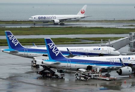 ３月６日　全日本空輸（ＡＮＡ）はマイレージ会員の氏名など約１００万人分の情報が流出したと発表した。ＡＮＡが所属する航空連合の一部加盟社が使っていた予約システム会社が、サイバー攻撃を受けたため。ＡＮＡは同システムを使っていないが、この一部加盟社と共有していた情報が漏洩した。日本航空（ＪＡＬ）も５日、約９２万人分の会員情報が流出したと発表した。写真は２０２０年１０月、東京の羽田空港で撮影（２０２１年　ロイター/Issei Kato）