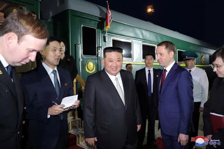 　北朝鮮の金正恩朝鮮労働党総書記が１２日朝、北朝鮮との国境に近いロシアのハサンに到着したと、国営の朝鮮中央通信（ＫＣＮＡ）が１３日報じた。写真はハサンに到着する金総書記（中央）。ＫＣＮＡが１３日に提供（２０２３年　ロイター）