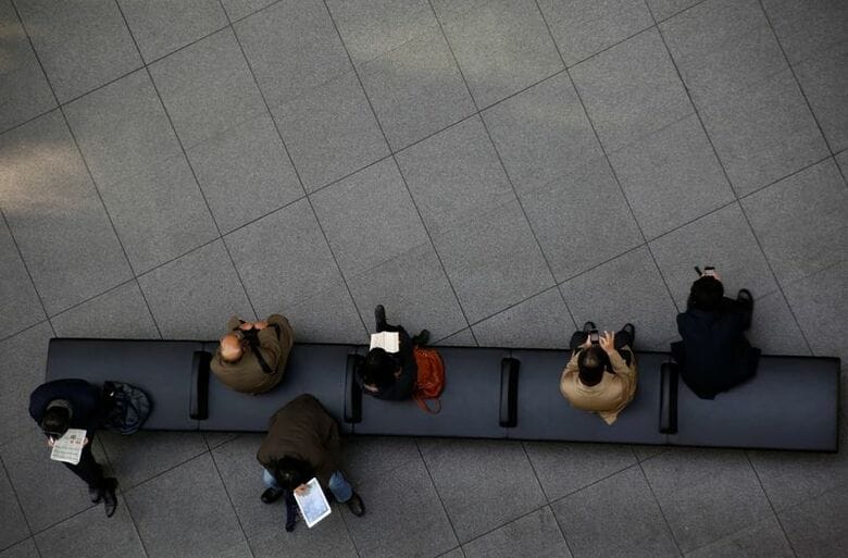 写真はベンチに座る人ら。2017年1月、東京で撮影。REUTERS/Kim Kyung-Hoon
