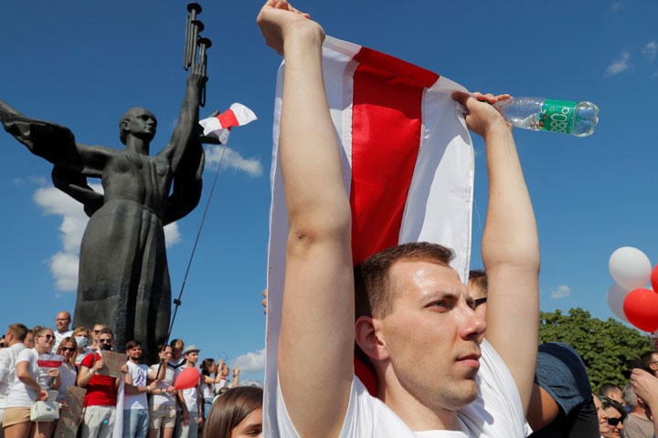 政権の座に居座る大統領に市民の怒りが爆発（ベラルーシの首都ミンスクで8月16日に行われた抗議集会）　Vasily Fedosenko-REUTERS