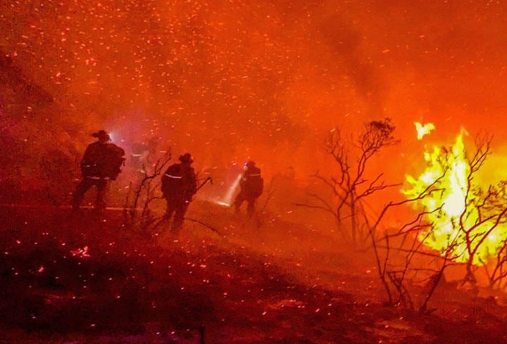 カリフォルニアの山火事と闘う消防士たち（9月6日）　Steve Russo/via REUTERS/SUPPLIED BY A THIRD PARTY