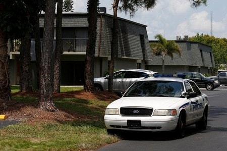 　６月１５日、米上院情報特別委員会のリチャード・バー上院議員は、フロリダ州オーランドで起きた銃乱射事件のオマル・マティーン容疑者に関して、国際的な過激派組織などとの関連性は現時点で確認されていないと明らかにした。写真は同容疑者の家の前に停まるパトカー。１４日撮影（２０１６年　ロイター／Carlo Allegri）
