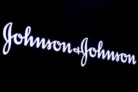 欧州医薬品庁（ＥＭＡ）は１６日、米ジョンソン・エンド・ジョンソン（Ｊ＆Ｊ）製新型コロナウイルスワクチン承認の是非を巡り、３月中旬までに意見書を公表すると明らかにした。ニューヨークで９年月撮影（２０２１年　ロイター/Brendan McDermid）
