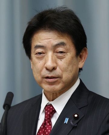 　５月２６日、塩崎恭久厚生労働相（写真）は政府の経済財政諮問会議（議長、安倍晋三首相）で、財政再建に向け、後発医薬品の普及率を２０２０年度末までに８０％以上へと引き上げる目標を示した（２０１５年　ロイター/Yuya Shino）