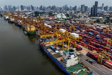 　５月９日、タイ中央銀行のセタプット総裁は記者会見で、トランプ米政権の関税措置による影響は「長期間にわたって続き、すぐに終わることはない」とし、財政、金融の両面でタイの政策対応余地は限られているとの警戒感を示した。写真はバンコクで４月撮影（２０２５年　ロイター/Athit Perawongmetha）