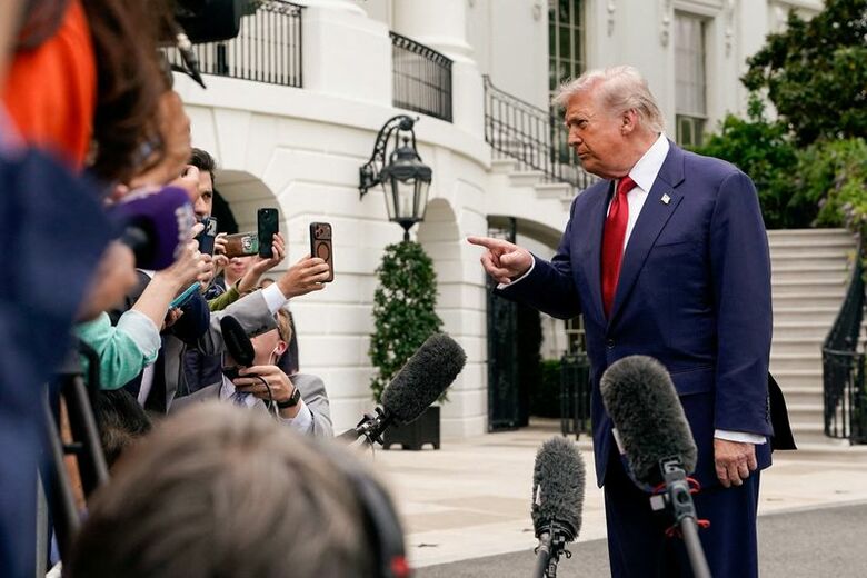 米ホワイトハウスで記者団と話すトランプ米大統領。今月８日撮影。REUTERS/Elizabeth Frantz/File Photo
