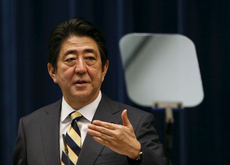 竹中平蔵・慶應義塾大学教授は、安保一色から経済重視へ回帰した安倍政権に必要なのは、政策の「リセット感」だと指摘。写真は１月４日、都内の官邸で年頭の記者会見を行う安倍晋三首相（２０１６年　ロイター/Toru Hanai）