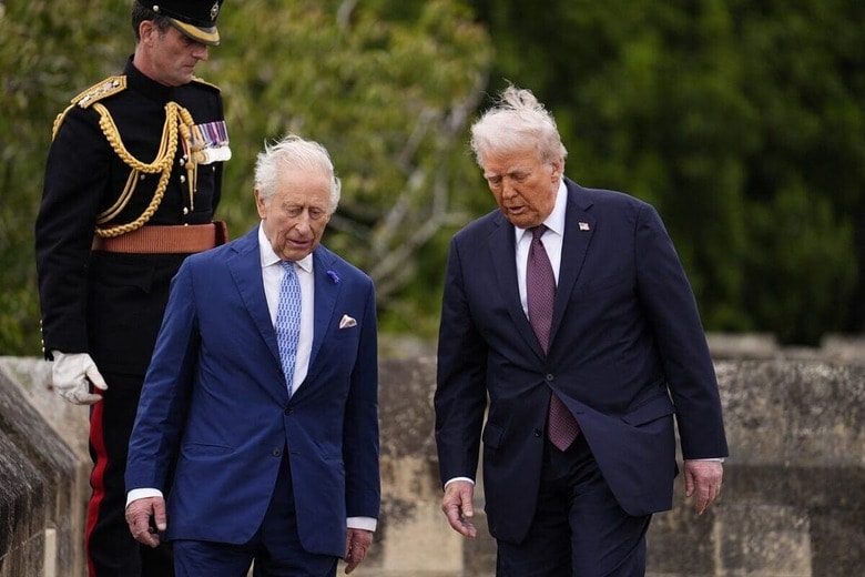ウィンザー城を歩くチャールズ3世とトランプ　Jordan Pettitt/Pool-REUTERS