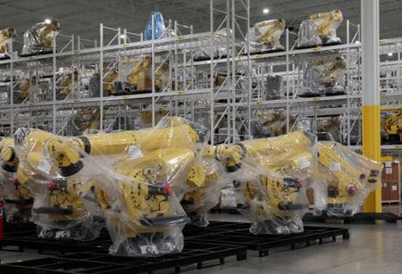 米ミシガン州オーバーンヒルズの施設にある製造ロボットの在庫。２０２１年８月撮影。REUTERS/Rebecca Cook