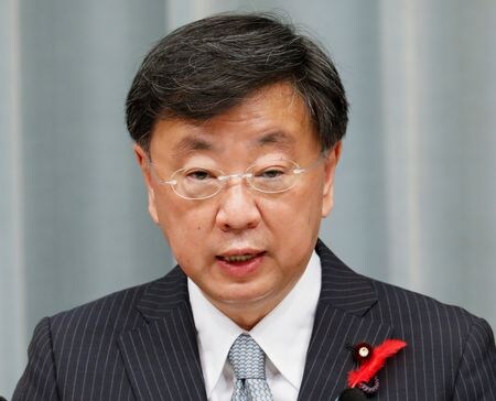 　１０月６日、松野博一官房長官（写真）は閣議後会見で、自民党の議員連盟が経済対策で消費税減税を検討するよう提言したことに関連し、消費税率引き下げについては慎重に検討する必要があると語った。写真は都内で２０２１年１０月撮影（２０２３年　ロイター／Kim Kyung-Hoon）