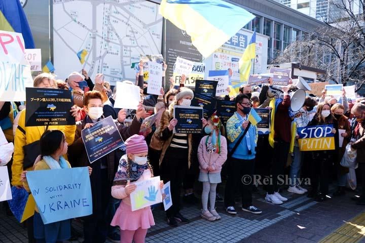 在日ウクライナ人による渋谷駅前での反戦集会　（筆者撮影）