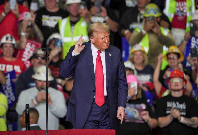 労働者の町、ペンシルバニア州のピッツバーグで支持を訴えたトランプ（11月4日）　REUTERS/Jeenah Moon