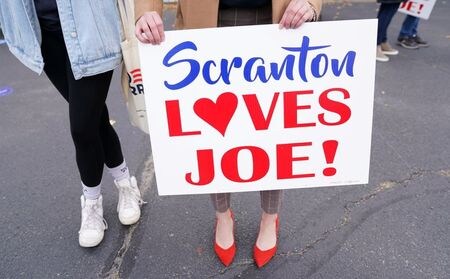 　米大統領選当日の３日、民主党候補のジョー・バイデン前副大統領が生まれ育ったペンシルベニア州スクラントンで、「スクラントンはジョーを愛している」と書かれたサインを掲げる住民（２０２０年　ロイター／Kevin Lamarque）